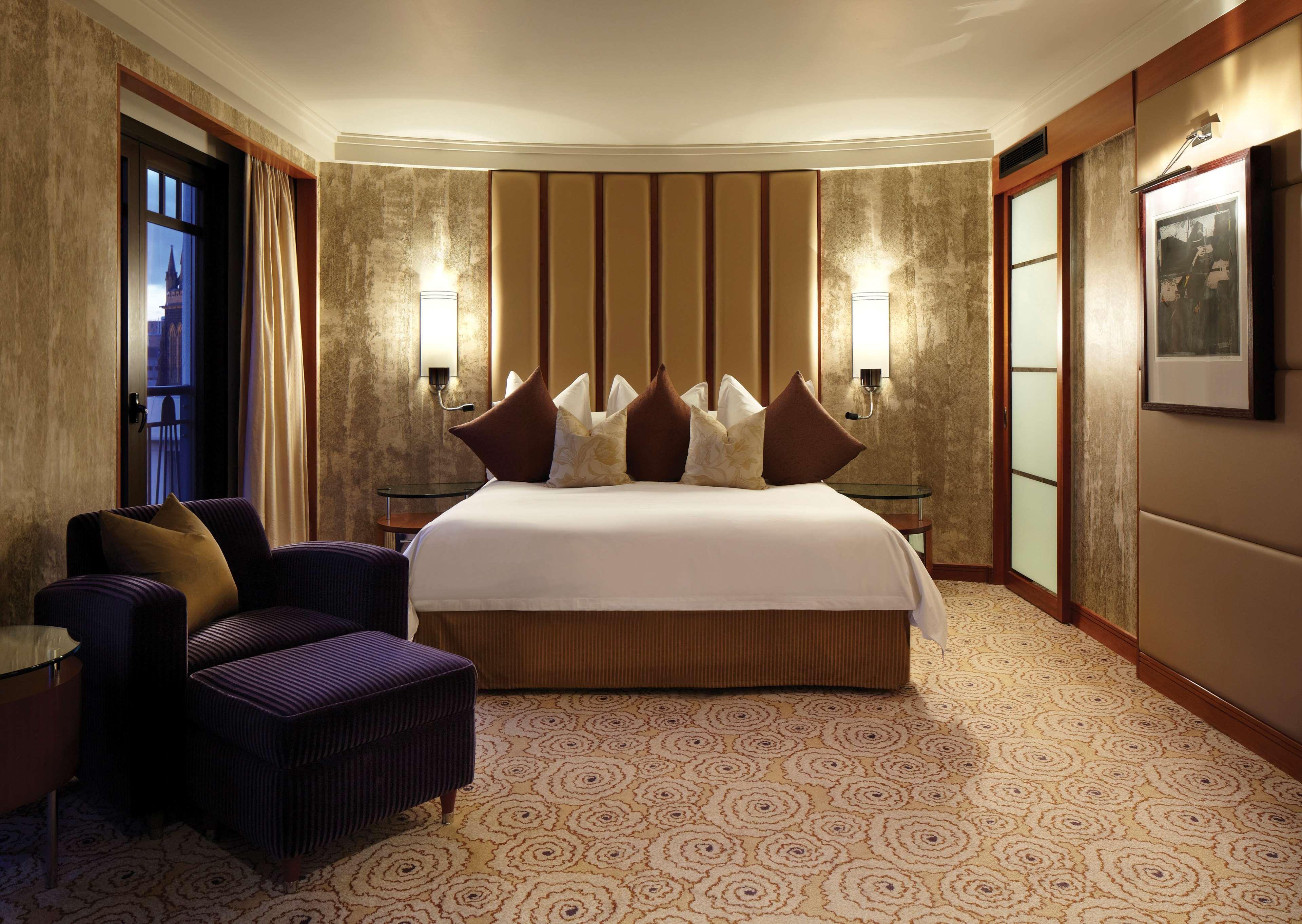 Park Hyatt Melbourne Hotel Buitenkant foto A bedroom at the Mandarin Oriental, London