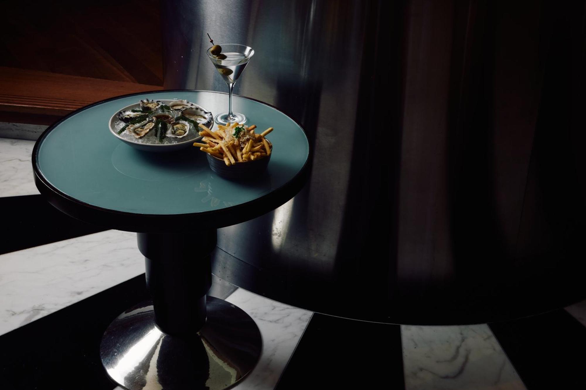 Park Hyatt Melbourne Hotel Buitenkant foto A table with a martini