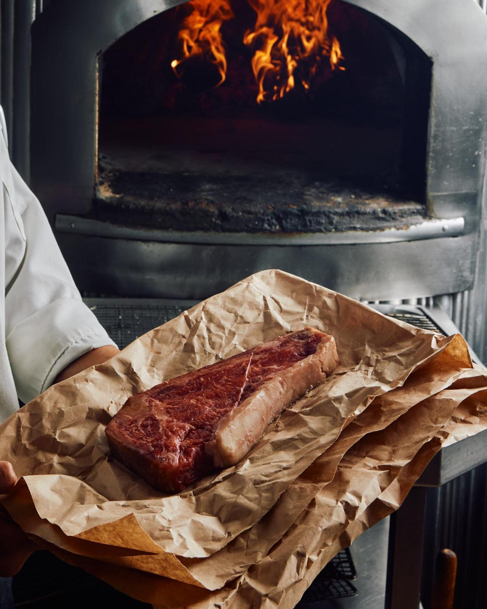 Park Hyatt Melbourne Hotel Buitenkant foto A steak being removed from a wood-fired oven