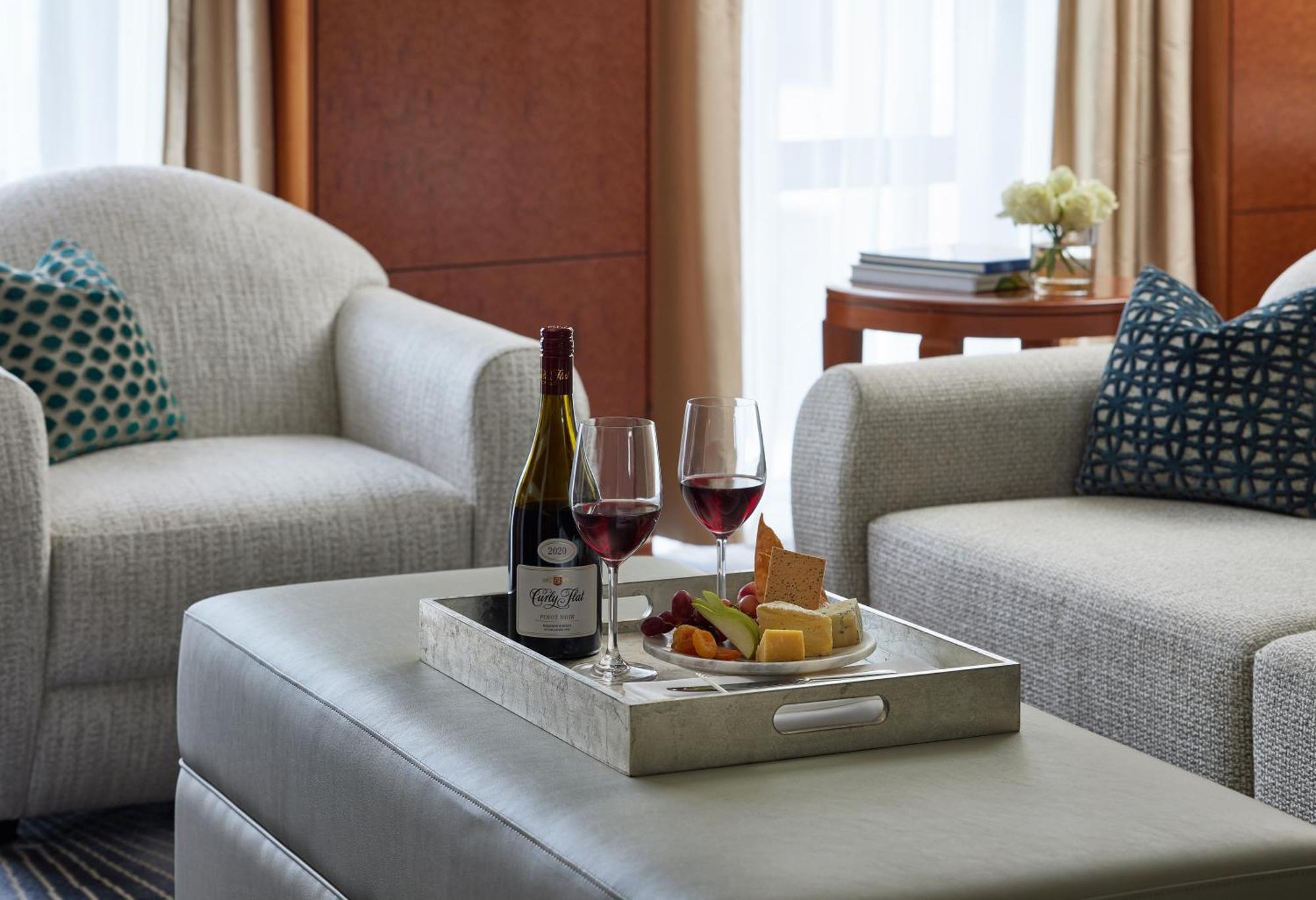 Park Hyatt Melbourne Hotel Buitenkant foto A wine and cheese platter